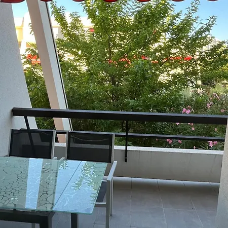 Dans Résidence Avec Piscine Proche *